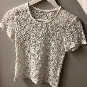 Vit spetsblus - Säljer en jätte snygg vit spetsblus med korta ärmar. Använd Max 1 gång o säljer för jag hinner aldrig använda! Storleken är XS