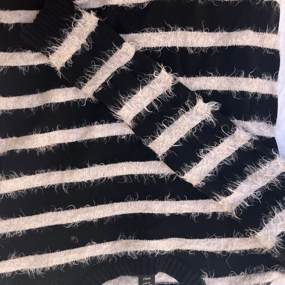 Svart och vit randig tröja från Sweater Project - 93