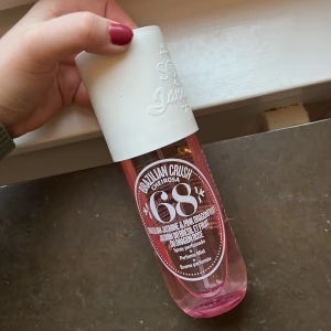 Brazilian Crush Cheirosa 68 Perfume Mist - Säljer en Brazilian Crush Cheirosa 68 Perfume Mist från Sol de Janeiro. Typ 2/5 är använt så 3/5 kvar. Flaskan är rosa med en vit kork och har en sprayfunktion. 