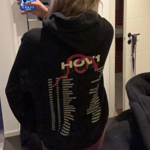 hov1 hoodie - Säljer nu min hov1 hoodie från sommaren 2023. Använd fåtal gånger, mycket bra skick! Går ej att köpa ny längre💕💕💕