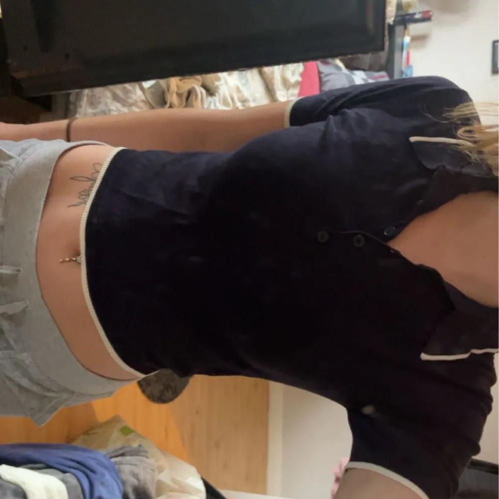 Snygg mörkblå croppad polotopp, som ny och aldrig använt💕. Yläosat.