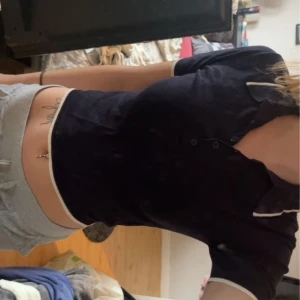 Svart croppad polotopp - Snygg mörkblå croppad polotopp, som ny och aldrig använt💕