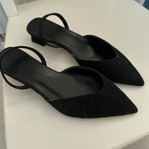 Svarta klackar - Supersnygga klackar, (väldigt låg klack) i matt, aldrig använda🫶🏼🫶🏼