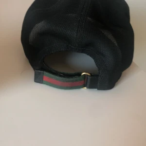Gucci tiger cap  - Säljer min Gucci tiger cap. Har haft den sen sommras. Köpte den av en vän som hade byt sin äkta LV väska för keps så den är äkta men har inget kvitto på det eller box. Så ni får avgöra själva hade inte sålt den om den var fejk för tjänar inget på det kan jag lika bra bara har kvar den. Men skriv till mig för fler bilder. 