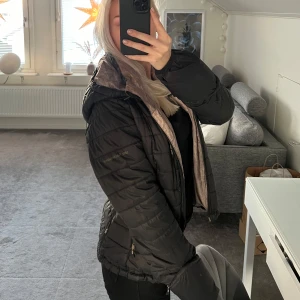 Uhip jacka  - Uhip jacka med luva och dragkedja. Jackan har en figurnära passform, tre fickor varav ena bröstficka och armarna går också att fälla ned för händerna. Jackan är verkligen super bekväm och håller värmen! (Se defekt på dragkedjan, näst sista bild)💕