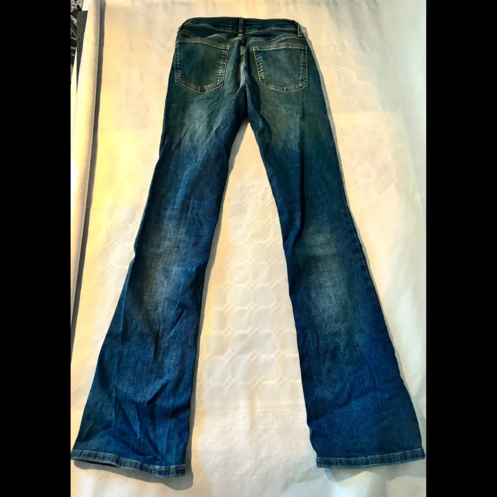 Säljer ett par snygga blå jeans från Zara i storlek 34. De har en klassisk bootcut-stil och low waist och är i nyskick (aldrig använda).. Jeans & Byxor.