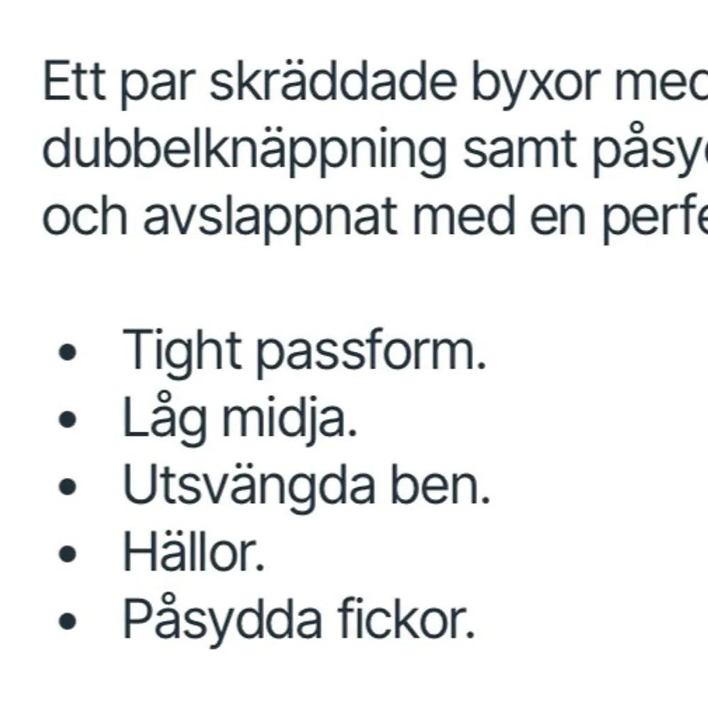 Säljer ett par svarta skräddade byxor med dubbelknäppning och påsydda fickor. De har en tight passform och låg midja med utsvängda ben. Perfekta för en stilren och avslappnad look. Hällor för bälte finns också. Helt oänvända. Super stretchiga. Sköna. Köpte för ett par år sedan, tanken var att folla upp då de var för lång för mig, det glömdes bort och kan inte längre ha dem. . Jeans & Byxor.