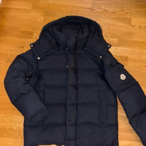 Moncler vezere HELT NY - DEN ÄNDA MONCLER VEZERE PÅ HELA PLICK! Finns nog inte nån i Sverige att köpa utan 4-5 veckors leverans. Säljer denna jacka endast testad. Passa på att köpa årets populäraste nyhet från Moncler riktigt snygg jacka. Färgen är night blue så väldigt mörk blå ser nästan svart ut. Storlek 1 = S, passar även M