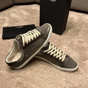 Saint laurent skor - Säljer nu dessa saint laurent skor i storlek 44. Låda, dustbag medkommer. Kom dm om du har frågor! 