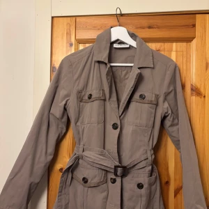 Beige trenchcoat/kavaj från Ps of sweden - Ps of sweden fodrad jacka Stl S Använd ett fåtal gånger och har aldrig varit i stallet Nypris 500:- Mitt pris 300kr eller bud