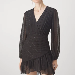 Svart klänning med volang  - Svart klänning med volang från Max and Co. Köptes för 3345 men säljer den för 2700. Pris kan diskuteras💗💗