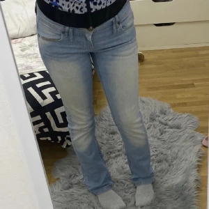 Jeans  -  low waist jeans.tycker jag passar inte med dem,jag är 161cm