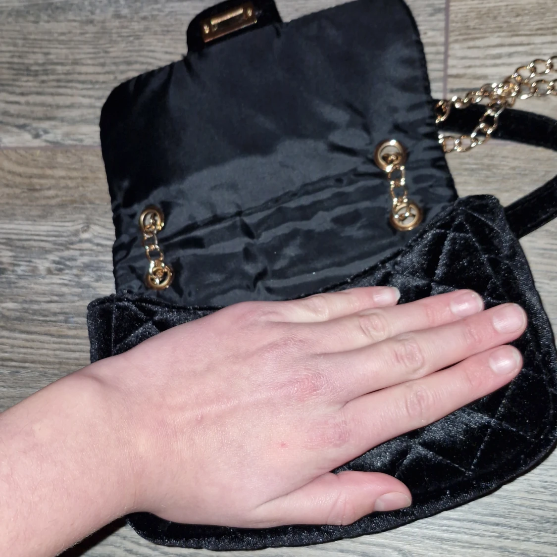 Svart quiltad axelväska med guldkedja - 93
