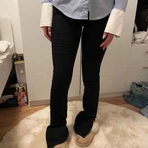 Svarta jeans med slits  - Säljer dessa svarta jeans med slits nertill från Gina, i storlek 32 , men passar också 34. Pris kan diskuteras! 
