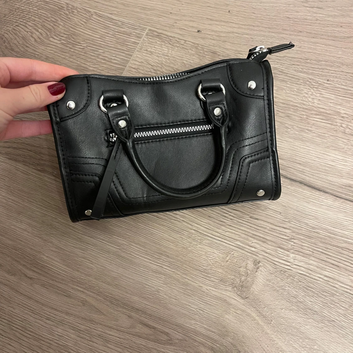 Svart handväska med dragkedja