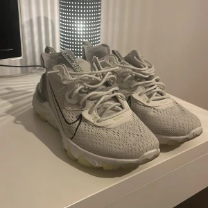 Nike reacts - Använt de fåtal gånger till gymmet men annars inget alls, väldigt bra skick