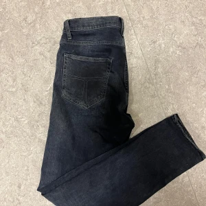 tiger of sweden pistolero jeans svarta - Säljer ett par svarta jeans i bra skick. Perfekta för både vardag och fest! Storlek 30/32. ej använda mycket