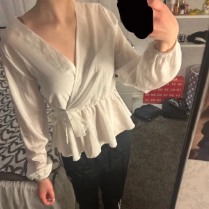 Vit blus  - Köpt på missay. Står ej någon storlek men uppskattar att det är S-M💕 Använd 2-3 gånger.