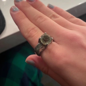 Silverring med stor sten - Säljer en cool silverring med en stor, klar sten i mitten. Ringen har en robust design och känns både modern och tidlös. Perfekt för att ge lite extra bling till din outfit! 💍