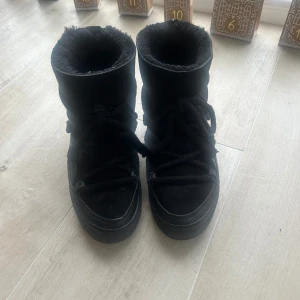 Svarta Inuikii’s - Säljer mina svarta inuiiki’s då de inte kommer till användning längre, använda en vinter❄️Köpta på ellos för 3000kr. Varma och sköna🌸Använt skick men fortfarande fina!🫶🏻