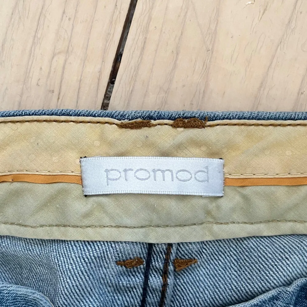 Säljer ett par snygga blå jeans från Promod. De har en bootcut-stil och är i bra skick. Midjemått: 40cm Innerbenslängd: 73cm. Jeans & Byxor.