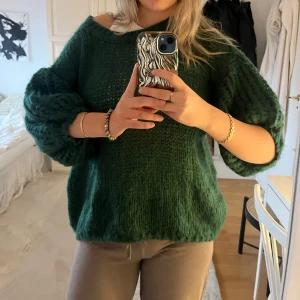Grön mohair tröja  - Säljer en mysig grön stickad från Urban Colour i mohairblanding. Tröjan har en loose passform med trekvartsärmar och oversized för mig som är en S/M. Grovt stickad lyxigt material!💕 Nypris 890kr! Använd Max 3 gånger 