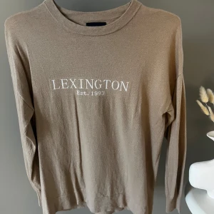 Beige tröja Lexington - Säljer en stilren beige tröja från Lexington som endast prövats på. Tröjan har långa ärmar och en rund halsringning, superskönt material. Köpt på pondus för ca ett år sedan för 2.299 sek.