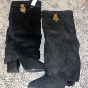 Svarta stövlar - De trendiga svarta bootsen liknar givanchy. Mycket snygga och helt nya, alla lappar samt sko boxen kvar. Säljer pga fel storlek
