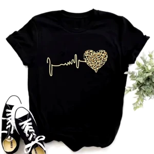 Svart t-shirt med leopardhjärta - Snygg svart t-shirt med ett leopardmönstrat hjärta.. Kortärmad och i mjukt material, 100% Bommul. Helt oanvända t-shirts. Köpte lager från en butik i Sverige.