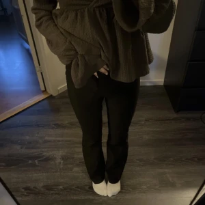 Kostymbyxor  - Kostymbyxor från kidsbrandstpre i storlek 152 xxs köpta i våras och har blivit försmå använd fåtal gånger ❤️ märket grunt