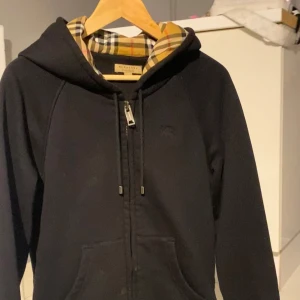 Svart hoodie från Burberry - Snygg svart hoodie från Burberry. I bra skick. Pris kan diskuteras 
