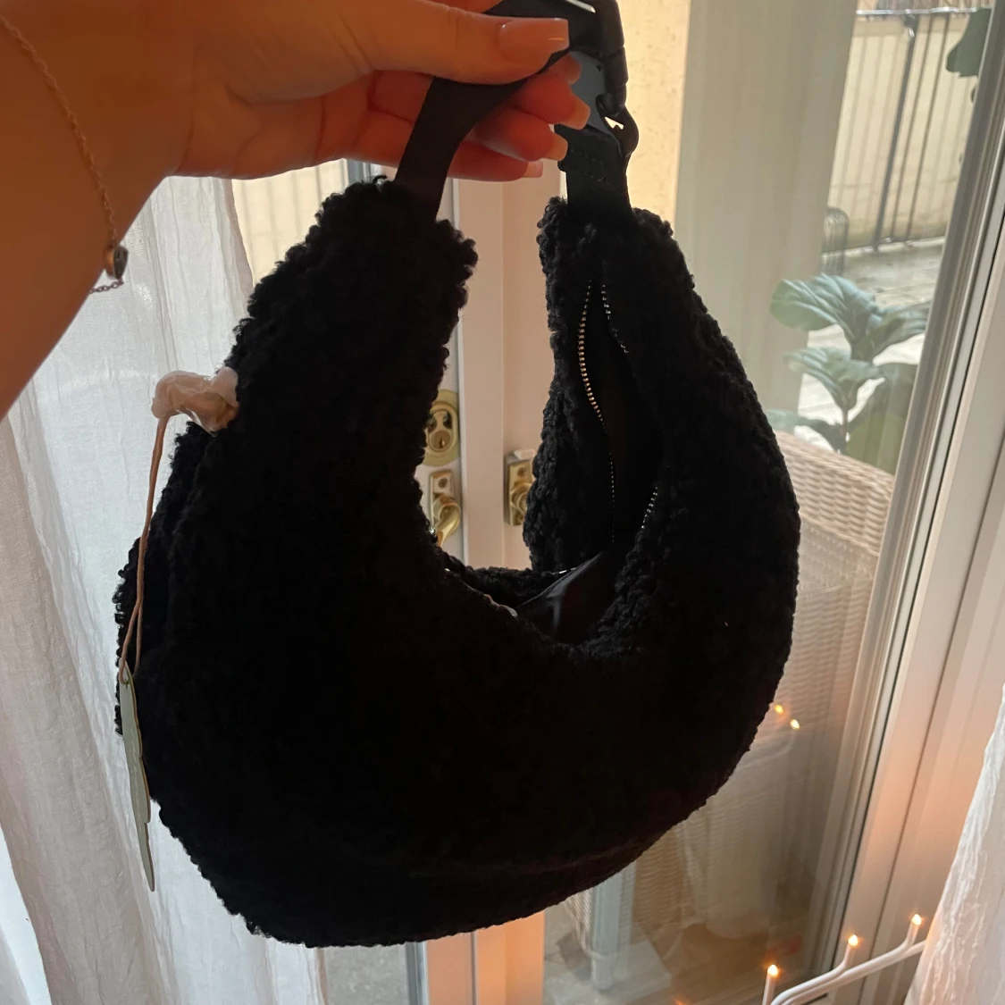 Svart axelväska från Nunoo - 90