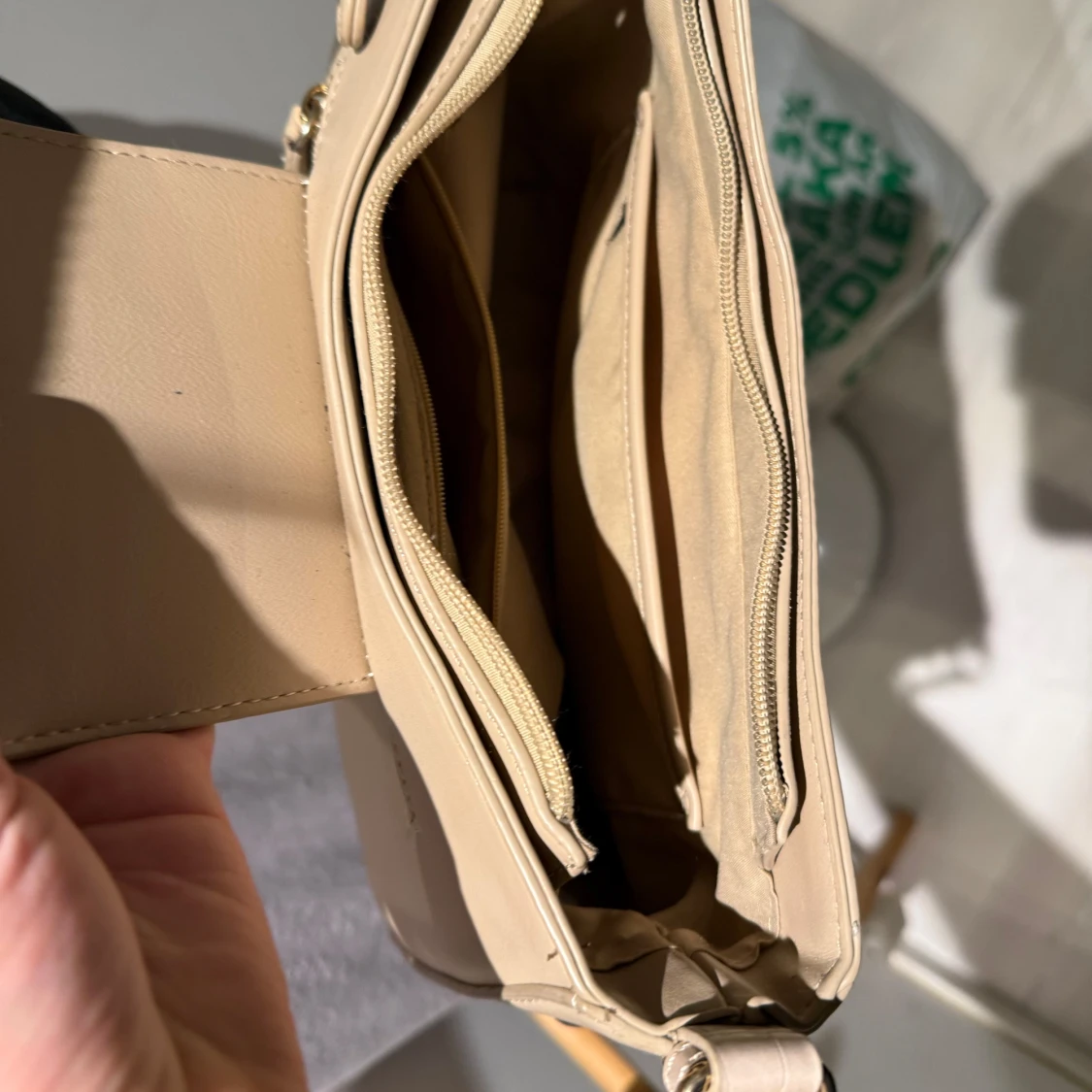 Beige axelväska med krokodilmönster - 90