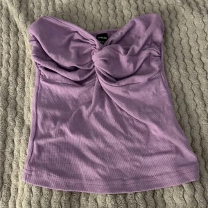 Lila tubtopp från Shein - Snygg lila tubtopp med ribbad textur och en knutdetalj framtill.  