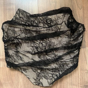 Svart spets korsett - Snygg beige/svart spets korsett säljes då den har blivit för liten för mig. 