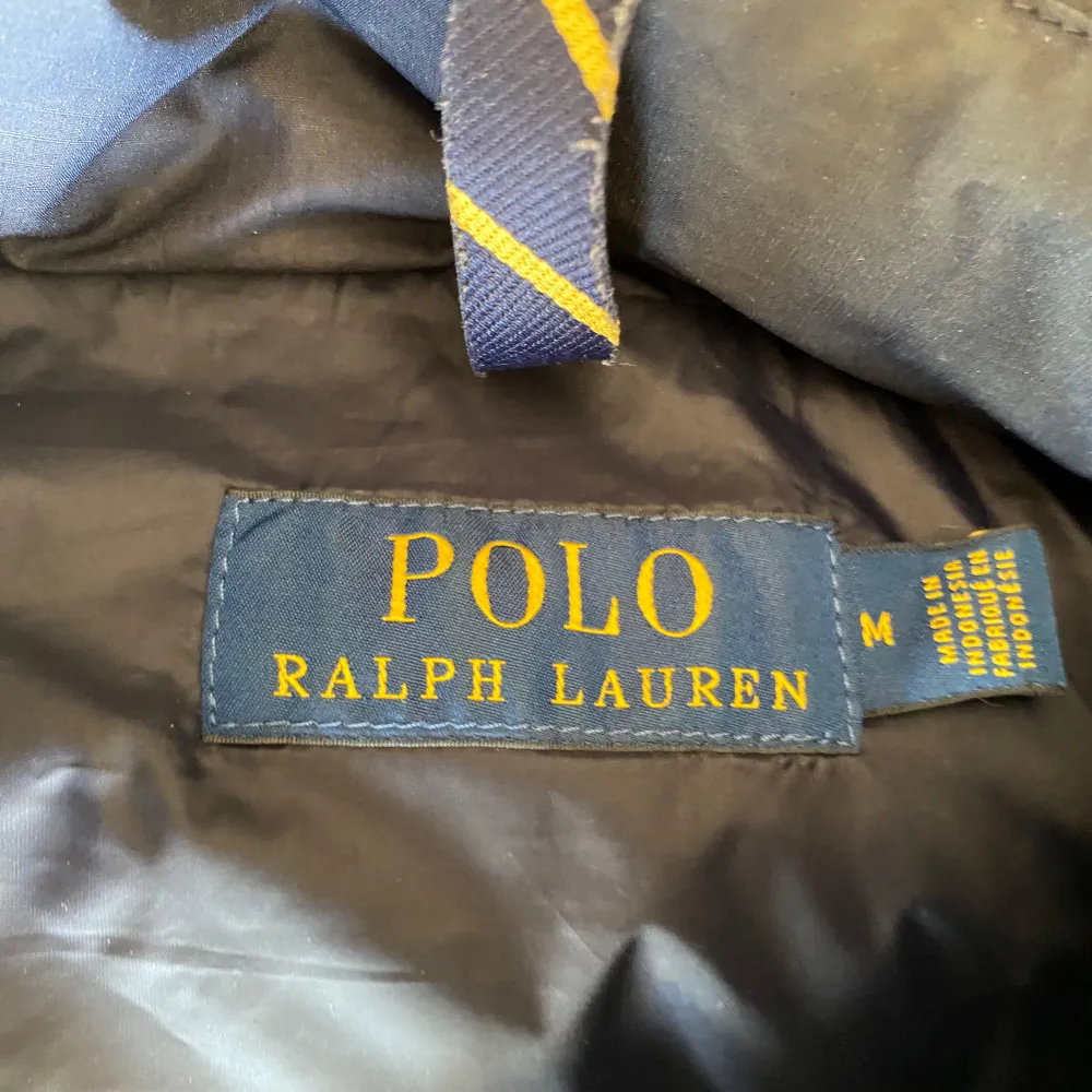 Säljer en snygg mörkblå dunjacka från Polo Ralph Lauren. Jackan har en dragkedja framtill och två praktiska fickor med dragkedjor. Inte andvänd mycket och med ingen odör.. Jackor.