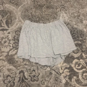 Grå shorts - Säljer ett par bekväma grå shorts med elastisk midja. Perfekta för en avslappnad dag eller träning. De har en lös passform som ger bra rörelsefrihet.
