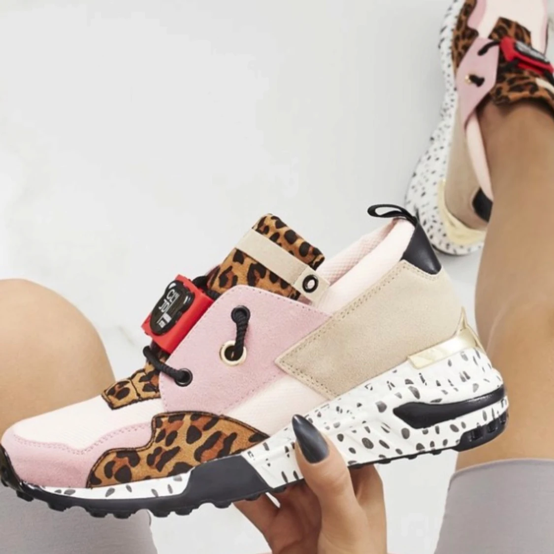 Leopardmönstrade sneakers med rosa detaljer 41 26cm