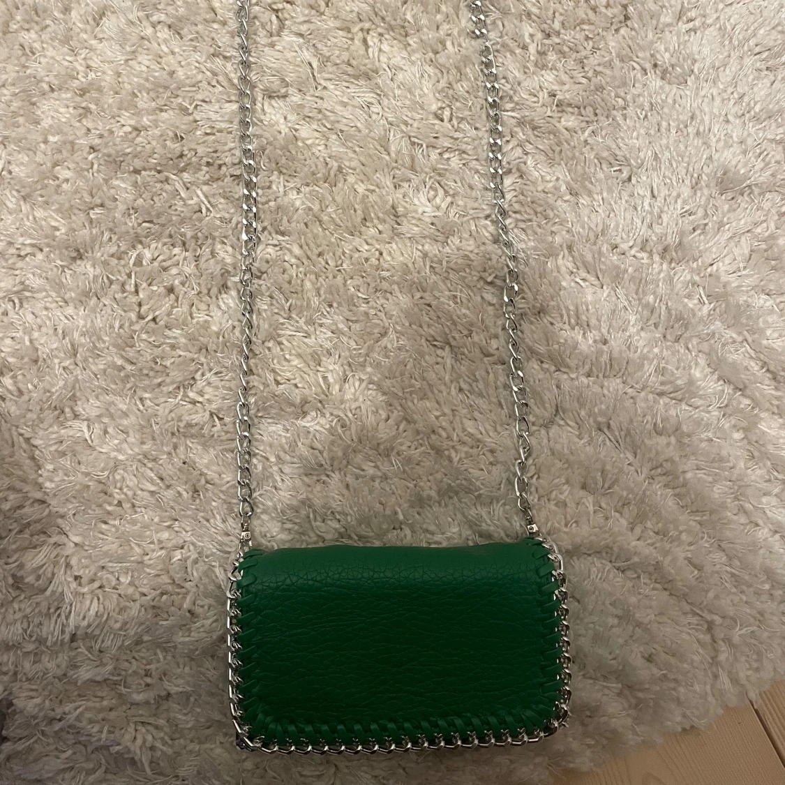 Grön axelväska med kedja från Tiamo - 90