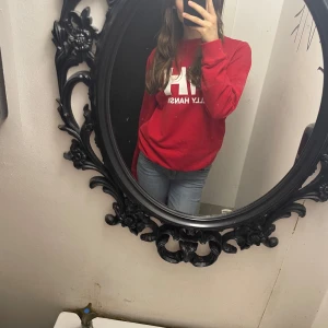 Ny helly hansen  - Helt ny helly hansen tröja, jag har vanligtvis st S men Denna tjäran är i L och passar mycket bra.1000kr nypris  