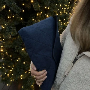 Blå quiltad datorfodral - #01 Deep blue. Snygg och praktisk blå quiltad datorväska. Perfekt för att skydda din dator  med stil. Datorfodralet har en enkel knäppning och är lätt att bära med sig. Passar perfekt för både skola och jobb. Kombinerar funktionalitet med stil. 