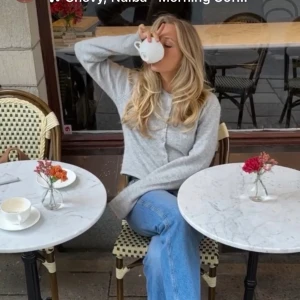 Grå kofta från Gina tricot premium quality - Säljer en supermysig grå kofta från Gina tricot premium quality. Den är perfekt för kyliga dagar och har en klassisk design med knappar framtill. Koftan är i ett mjukt material som känns skönt mot huden och är i ullmix. ❤️