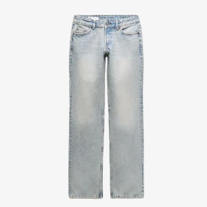 Ljusblå jeansbyxor - Säljer ett par ljusblå jeansbyxor med en straight passform. Byxorna har en klassisk femficksdesign och är tillverkade i denim. Perfekta för en avslappnad stil.