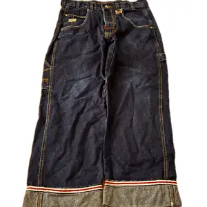 Snygga mörkblå jeans från Ecko Unltd, baggy med coola detaljer. Går bra med köp nu!