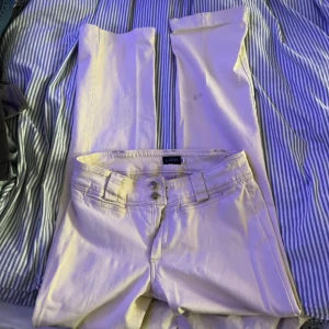 Vita jeansbyxor från L.O.G.G. - Snygga vita jeansbyxor från L.O.G.G. med raka ben. Beige färg 