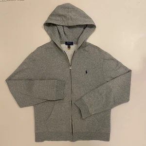 Ralph lauren zip hoodie - Polo Ralph lauren zip hoodie använd Max 5 gånger,      Det är ungdomsstorlek XL så passar som vanlig S, skriv vid minsta fråga eller fundering🔥👍