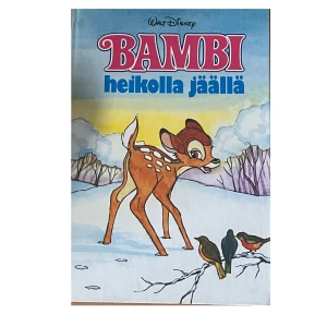 Bambi heikolla jäällä - En charmig barnbok från Walt Disney med titeln 'Bambi heikolla jäällä'. Omslaget visar Bambi på isen tillsammans med fåglar, mot en bakgrund av snötäckta berg och en färgglad himmel.