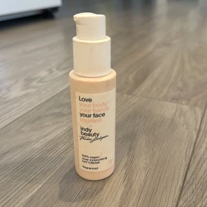 Indy Beauty Dagkräm - 100% vegansk återfuktande dagkräm från Indy Beauty. Oparfymerad och perfekt för daglig användning. Kommer i en praktisk pumpflaska.