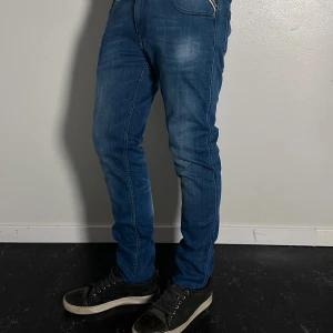  Replay jeans - Snygga blå jeans från Replay. Modellen RIK - slim fit  Innerbenslängd: 81cm Midjemått: 40cm