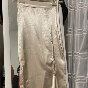Beige sidenkjol - Superfin beige midikjol i siden. Kjolen har en slits på sidan. Använd en gång från Prettylittlething 💛